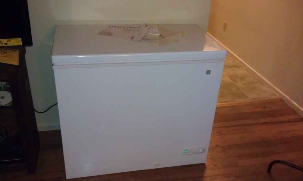 Congélateur coffre reconditionné installé dans un garage aménagé