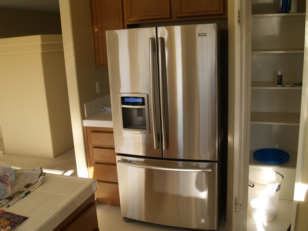 Réfrigérateur congélateur combiné reconditionné installé dans une cuisine moderne