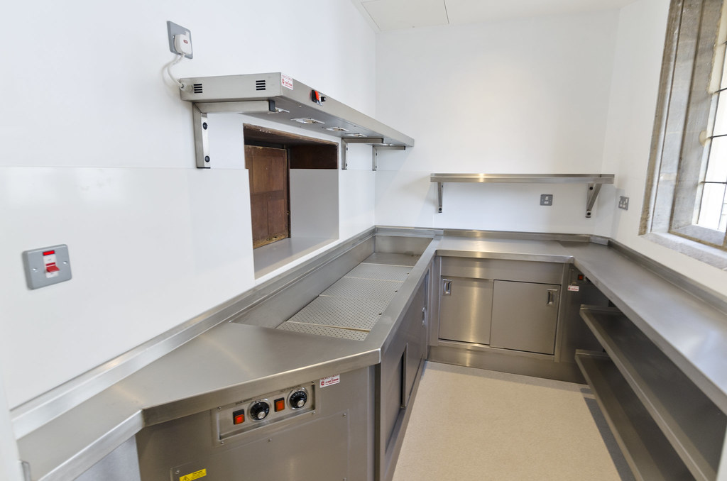 Réfrigérateur reconditionné installé dans une cuisine équipée moderne