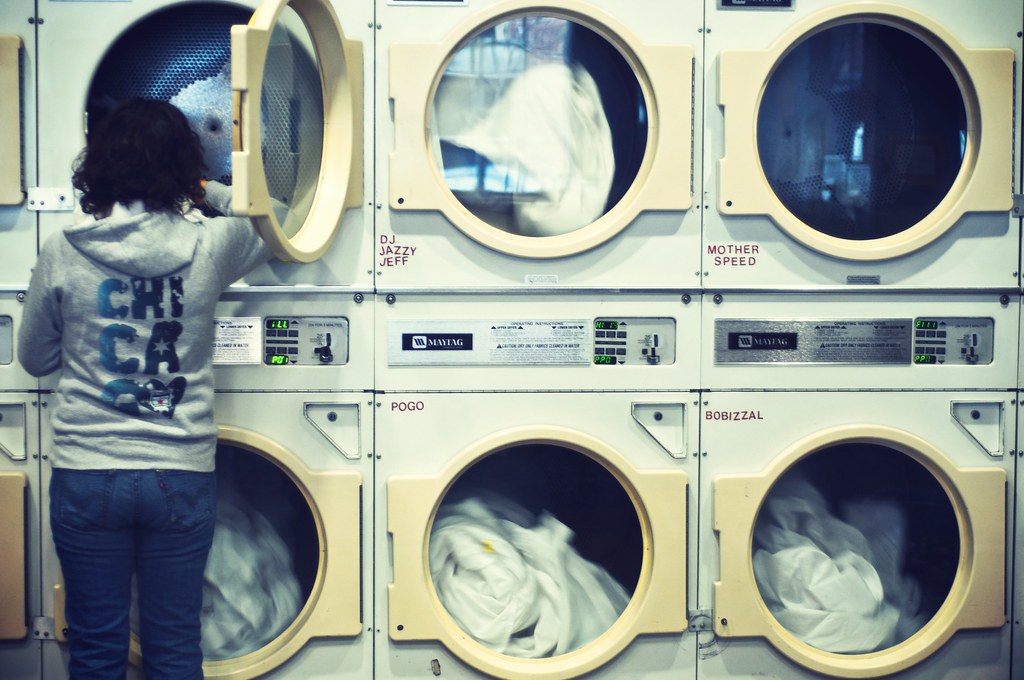 Sèche-linge installé dans une buanderie domestique