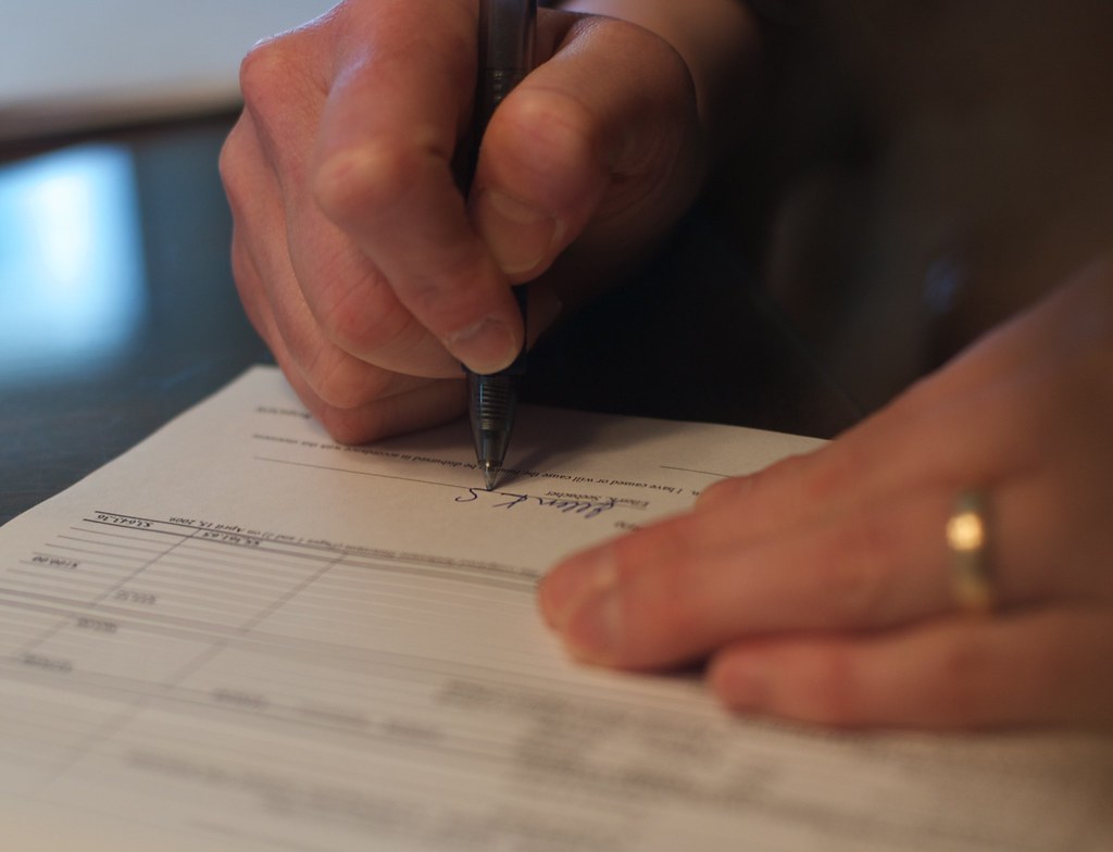 Dossiers et documents juridiques sur un bureau professionnel