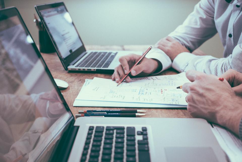 Réunion d'équipe avec documents RH et discussion autour d'une table de travail