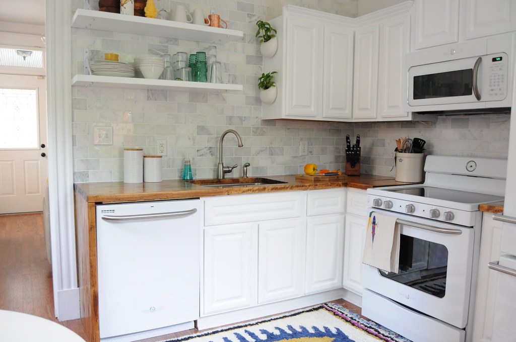 Cuisine moderne equipee entierement avec electromenager reconditionne.