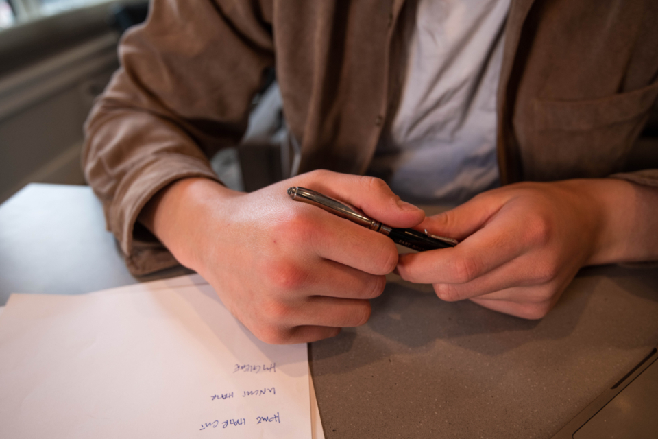 Dirigeant consultant ses documents fiscaux avec son expert-comptable dans un bureau.