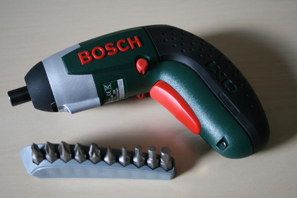 Homme toutes mains avec sa boîte à outils intervenant pour un petit bricolage à domicile