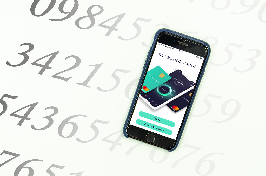 Espace de travail avec carte bancaire Visa Business sur un ordinateur portable ouvert.