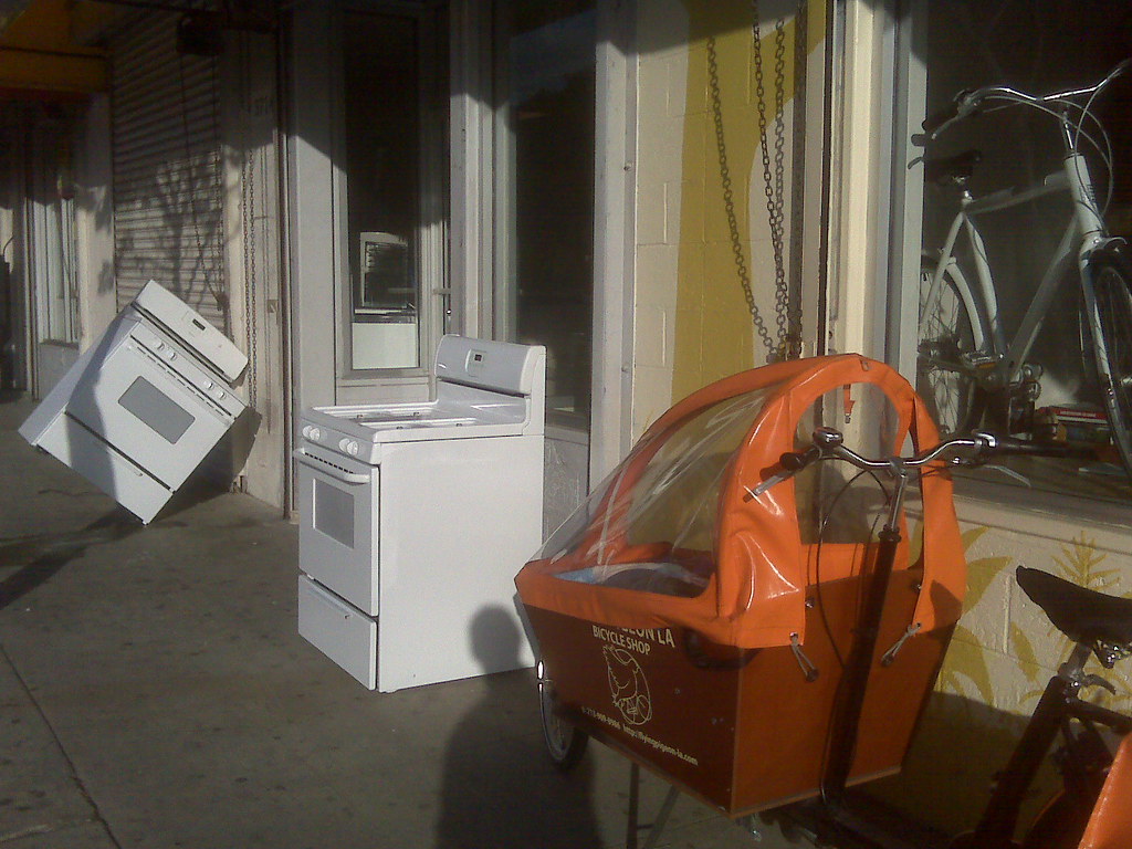 Gros plan sur une cuisiniere electromenager avec traces d'usage, candidate au reconditionnement.