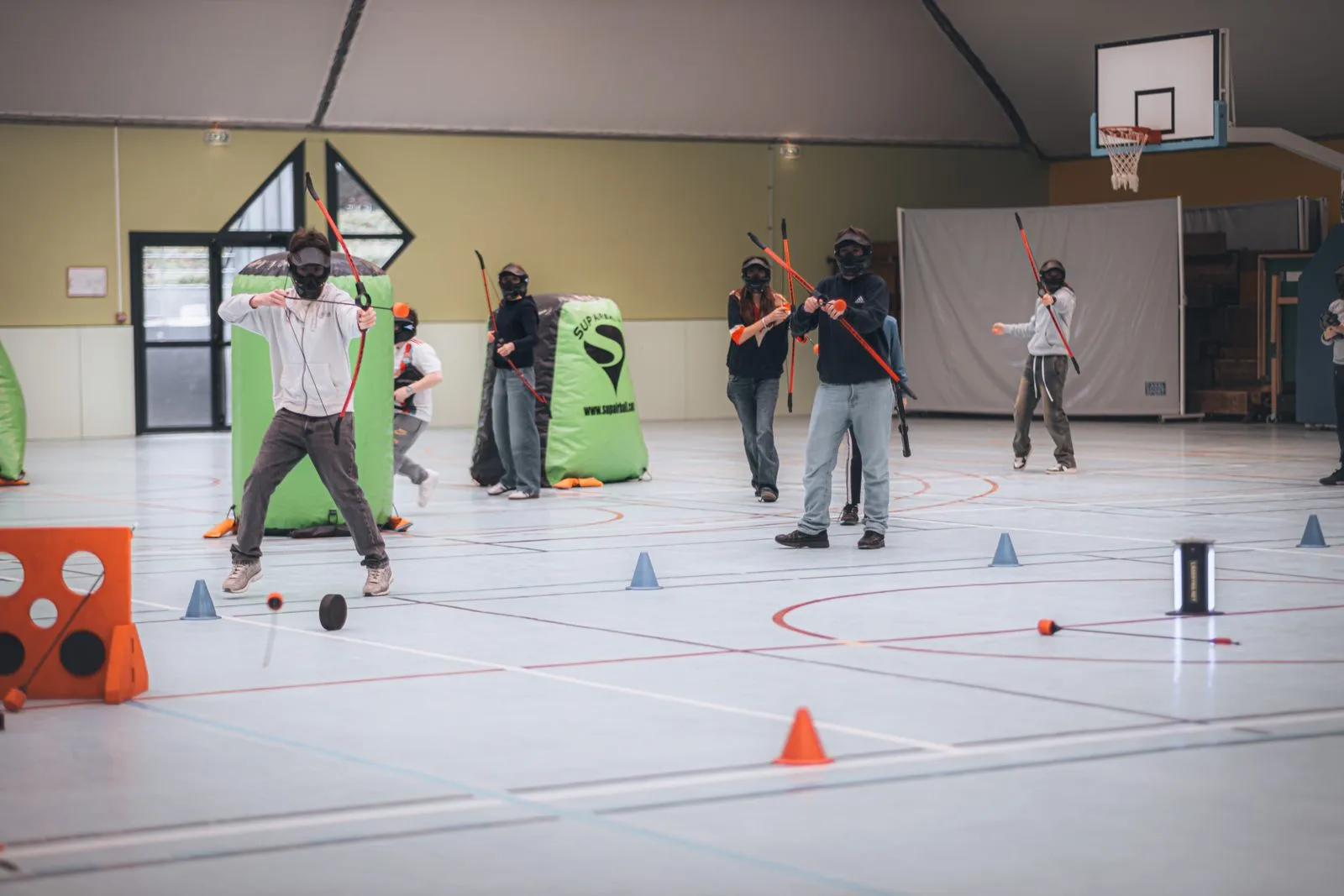 Équipe réunie autour d'une activité de groupe en intérieur