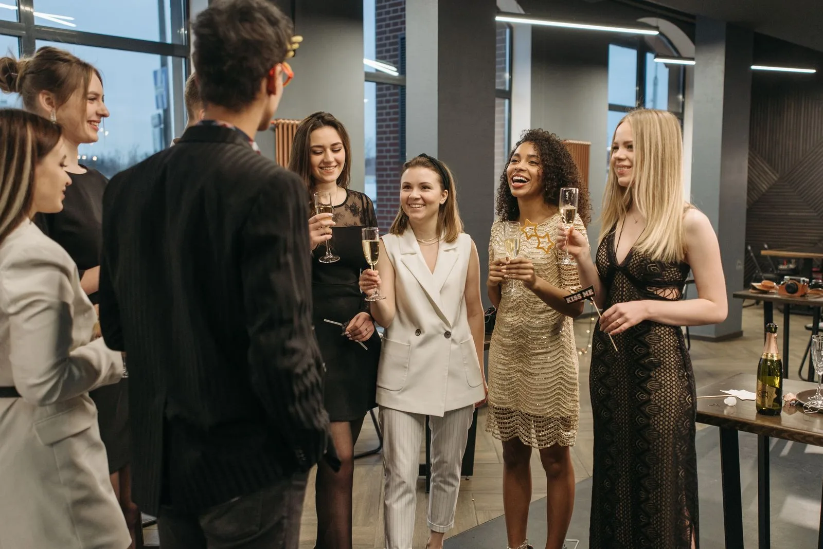 Collègues trinquant lors d'une soirée d'entreprise en intérieur