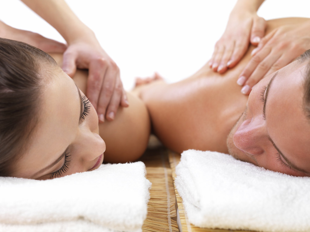 Spa privatif amenage pour une seance en couple avec jacuzzi et eclairage tamise