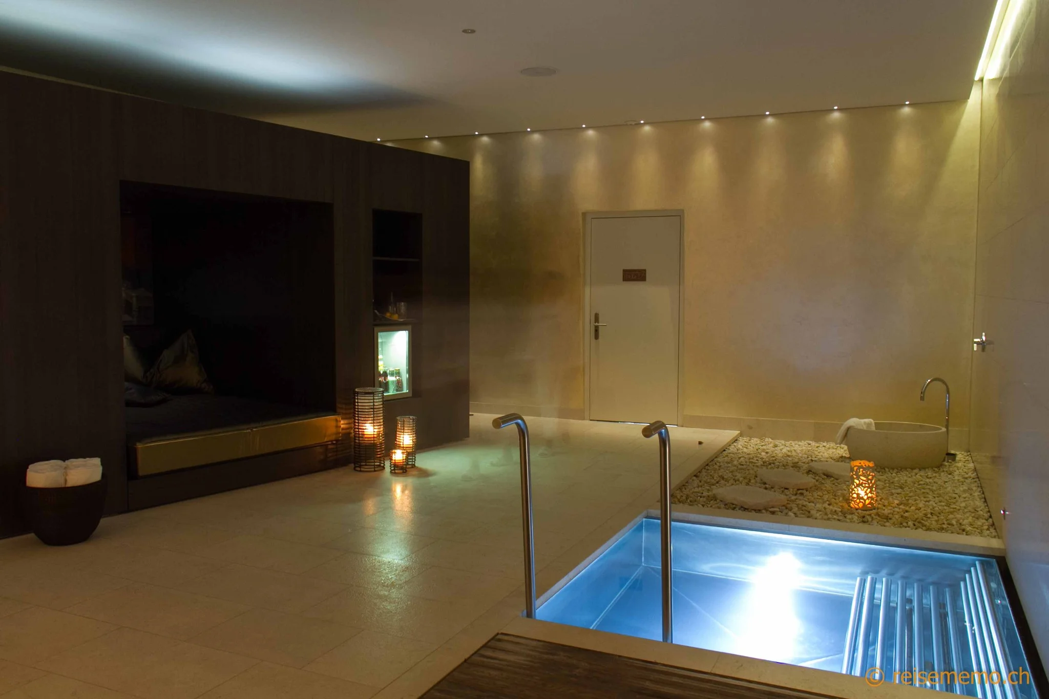 Suite de spa privative avec bassin, banquette de relaxation et éclairage tamisé.